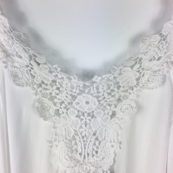 Adorable white top with detail - Picture 2 of 3